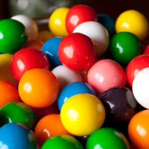 Chicletes de bola coloridos do Paraguai